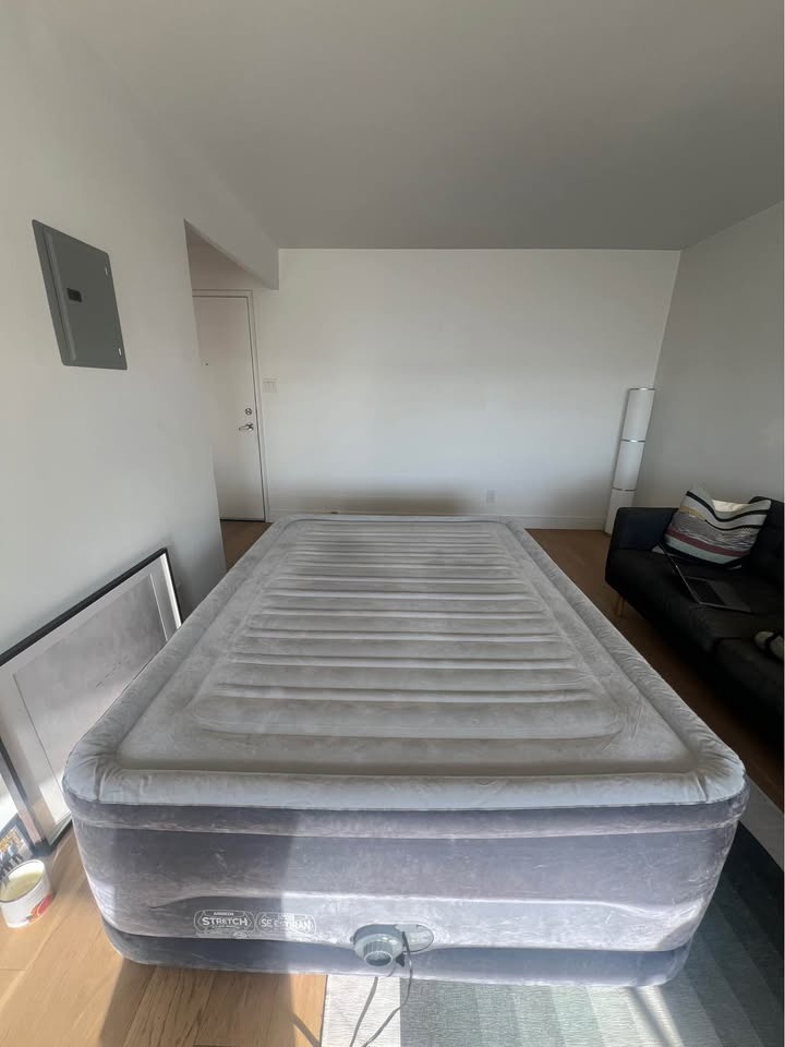 INTEX Deluxe Queen Air Mattress with Electric Pump - photo 3