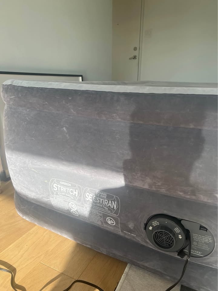 INTEX Deluxe Queen Air Mattress with Electric Pump - photo 4