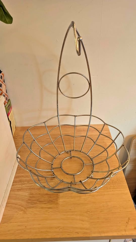 Fruit basket with banana hook