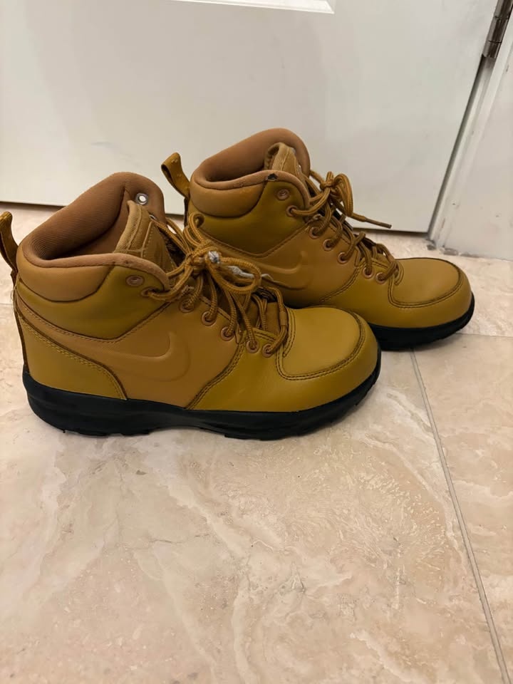 Nike Boots size 4.5Y - photo 2