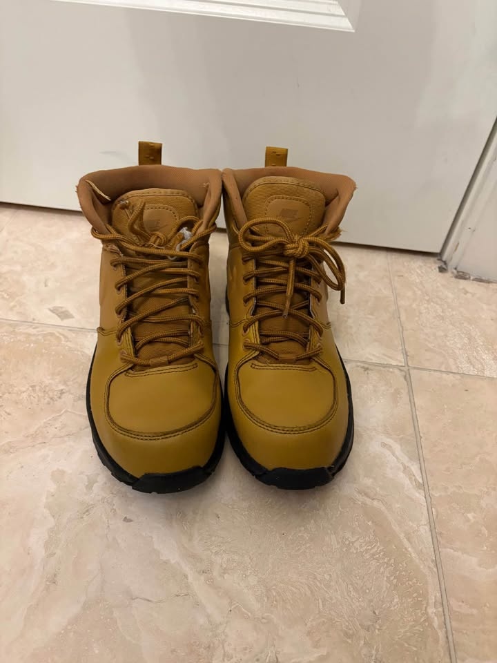 Nike Boots size 4.5Y - photo 3