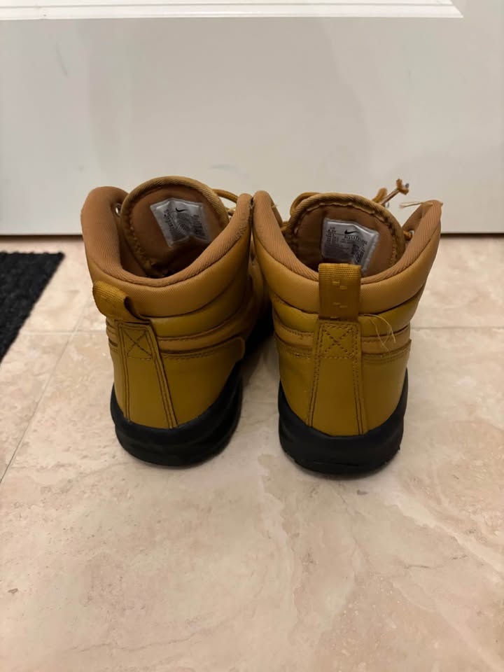 Nike Boots size 4.5Y - photo 4