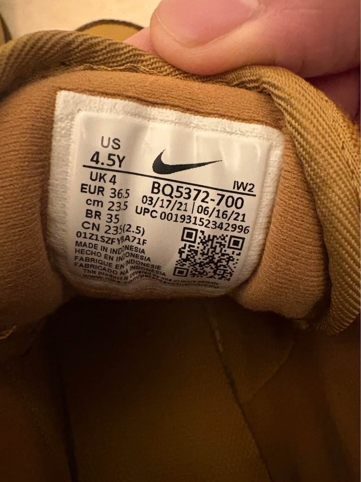 Nike Boots size 4.5Y - photo 5