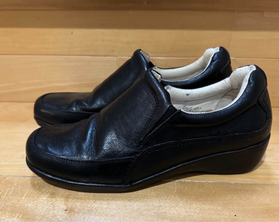 Women’s Black Leather Loafers - Size 10W