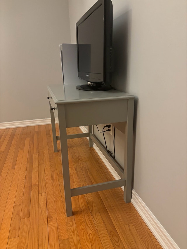 Desk - photo 2