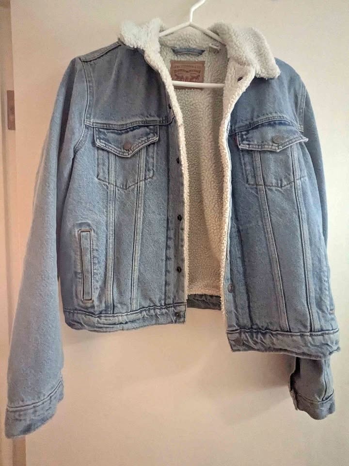 Levi's Women's 90s Sherpa Trucker Jacket