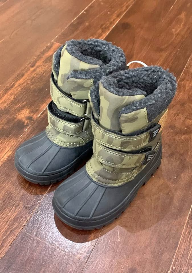BRAND NEW WITH TAGS Toddler size 8 winter snow boots
