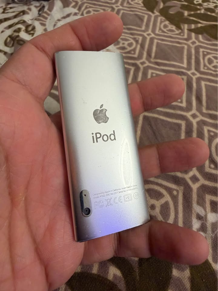 Apple iPod Nano 5th Generation - photo 2