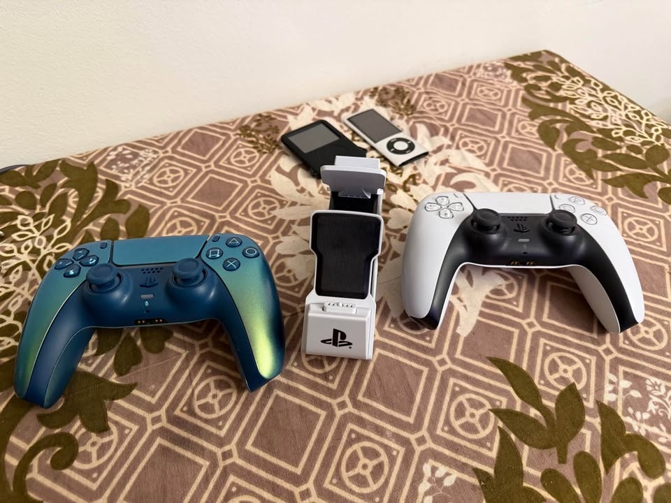 PS5 Controllers and Charging Dock - photo 2