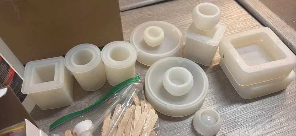 Epoxy resin kit includes molds and pigments Brand new image indicator(7)