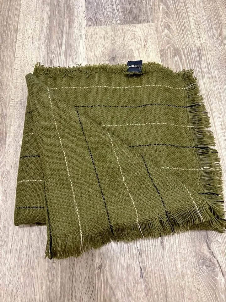 Women's scarves & wraps thumbnail