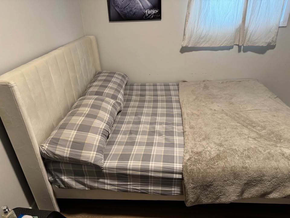 Queen Bed with Queen Mattress - photo 2