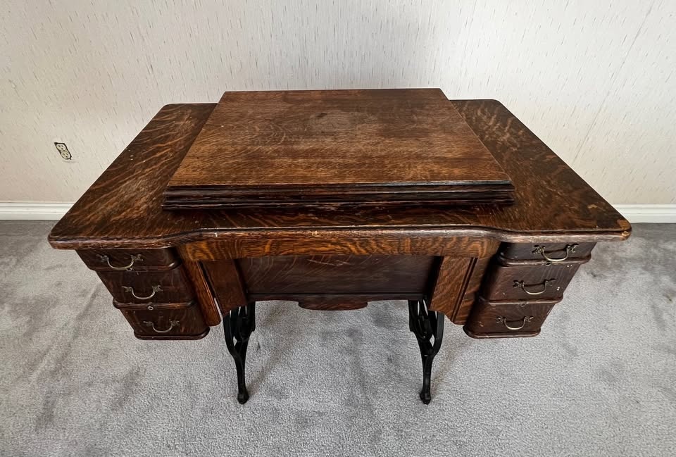 Antique Sewing Machine & Cabinet - 1941 - photo 2