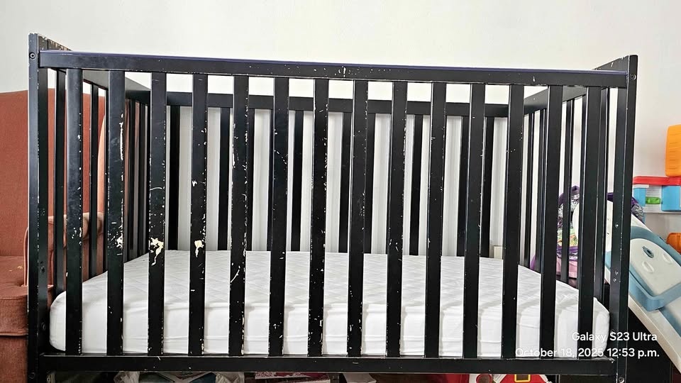 Baby crib with mattress, protector sheet and two bedsheets
