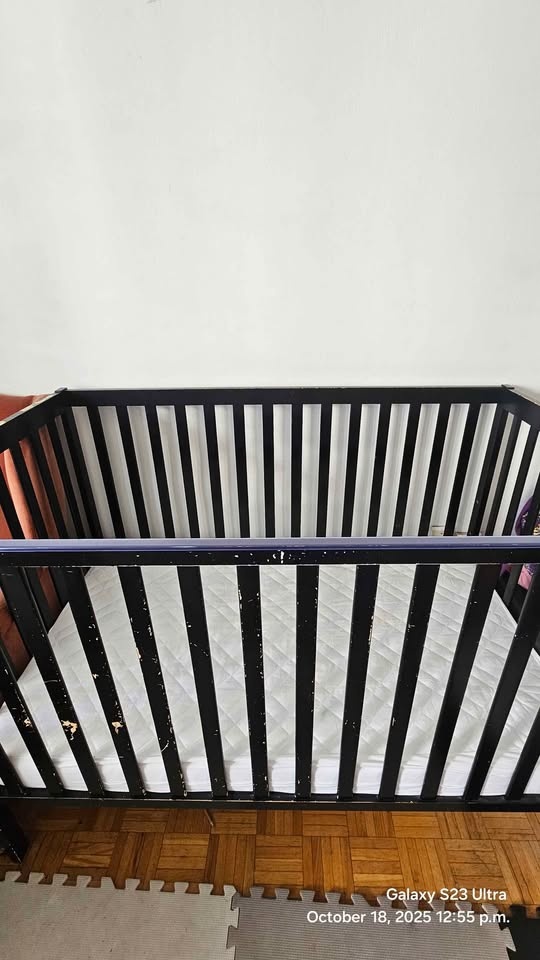 Baby crib with mattress, protector sheet and two bedsheets - photo 2