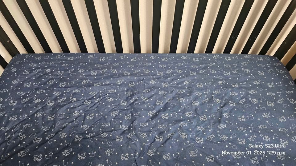 Baby crib with mattress, protector sheet and two bedsheets - photo 3