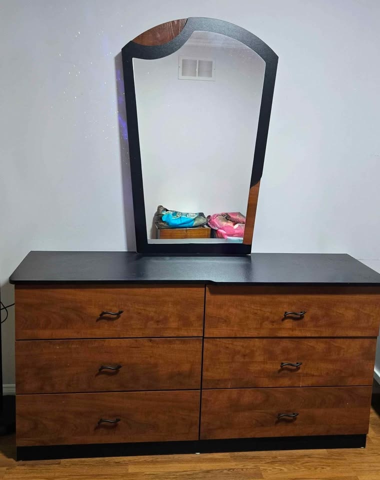 Queen Platform Bedroom Set - Wood w/ Black Accents