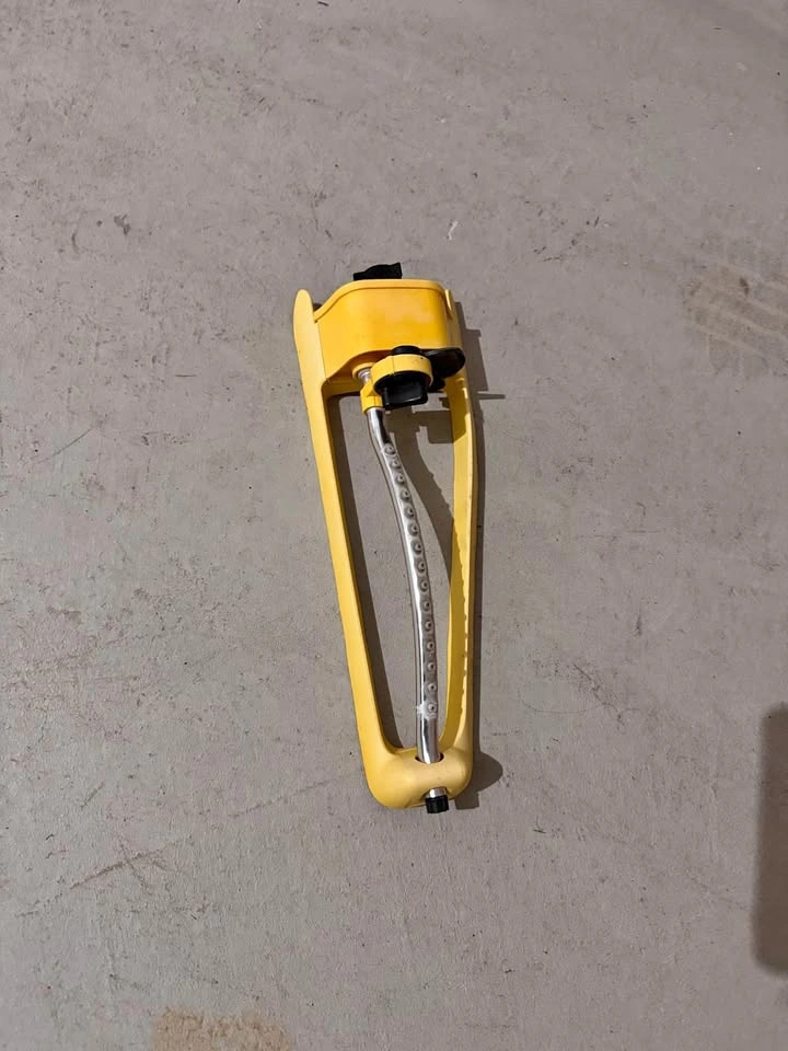Lawn water sprinkler
