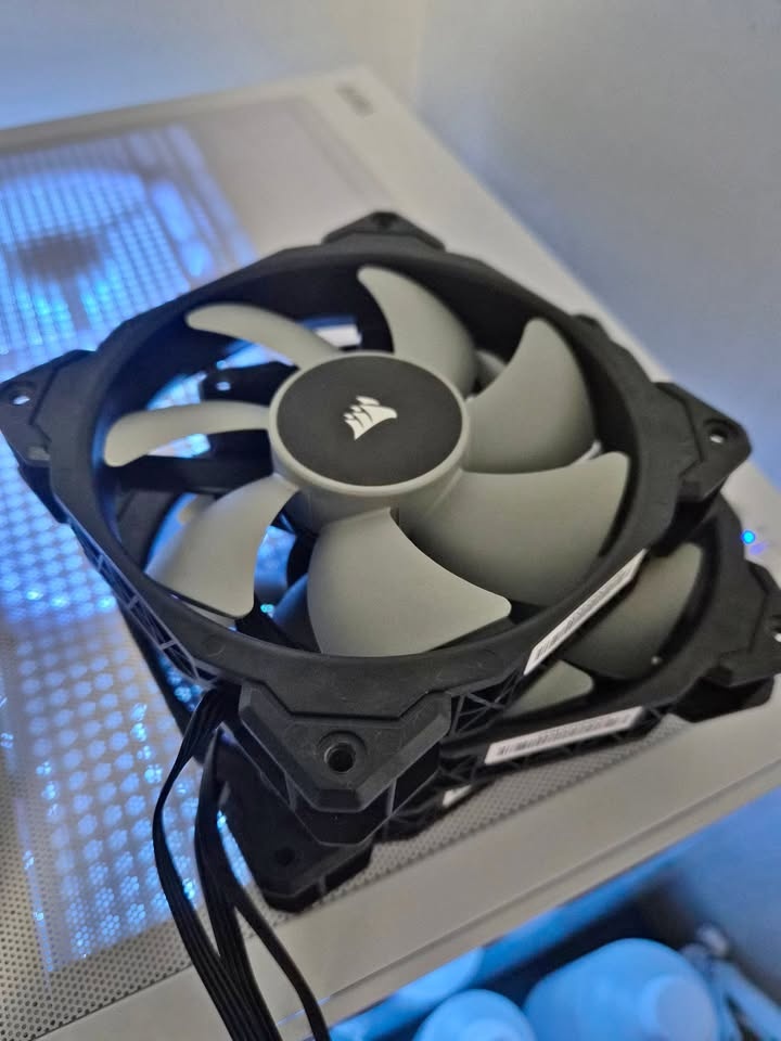 Corsair ML120 PC fans (x3)