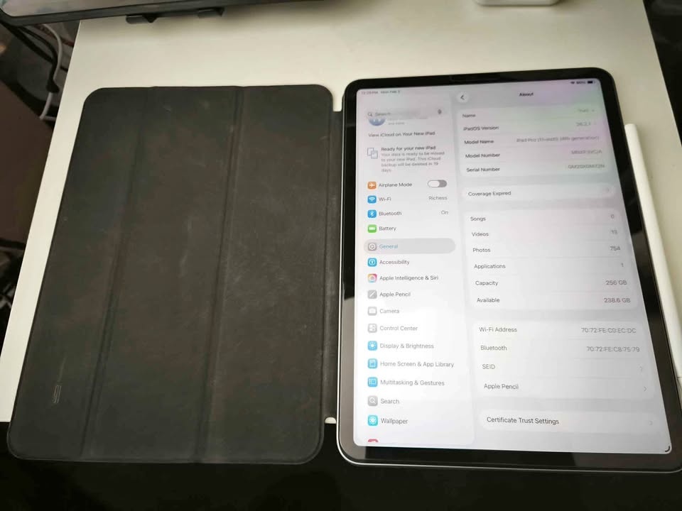 Apple iPad Pro 11-inch M2 256GB w/ Pencil & Case