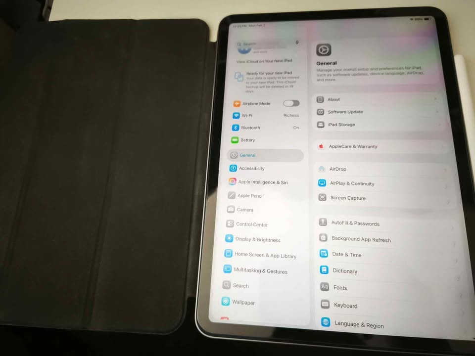 Apple iPad Pro 11-inch M2 256GB w/ Pencil & Case - photo 2