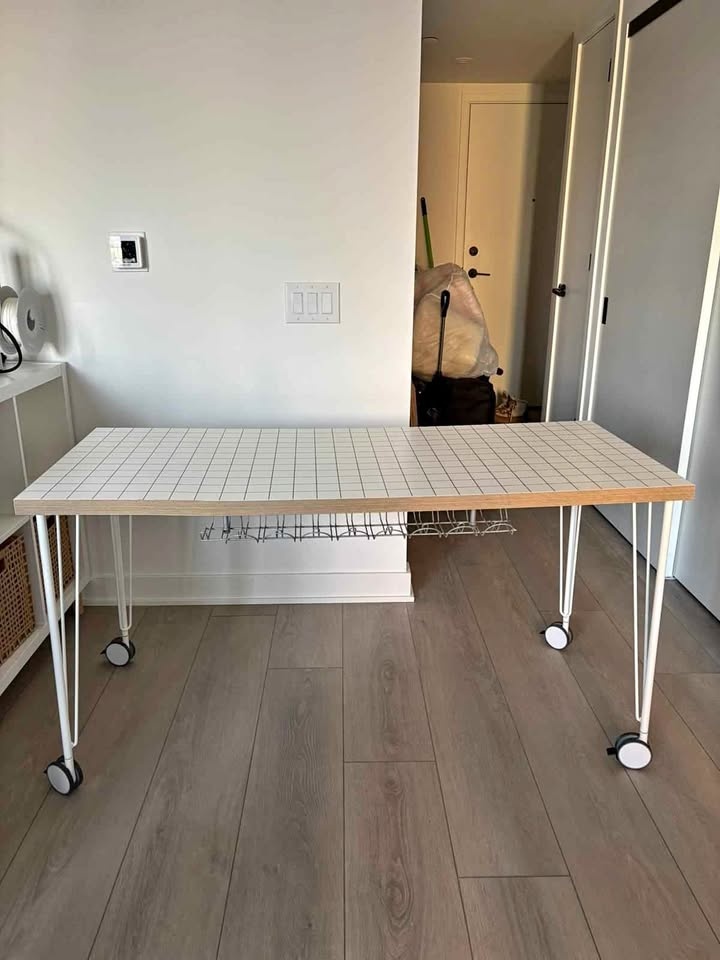 Ikea Desktop 140x60 cm + cable management