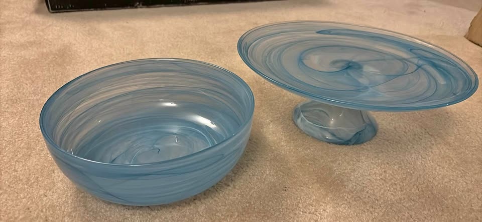 Set of two decorative bowl and cake/dessert platter