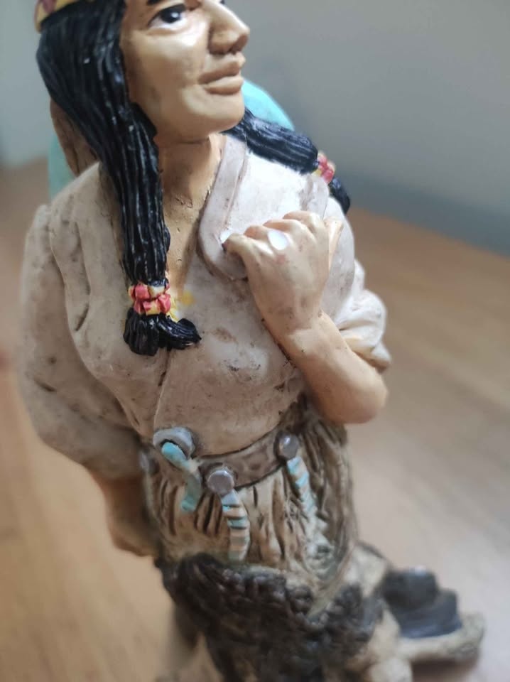 Vintage Native American Woman and Baby Chalkware Statue - photo 3