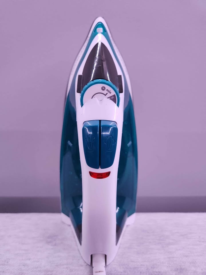 Black+Decker Evensteam Iron - photo 3