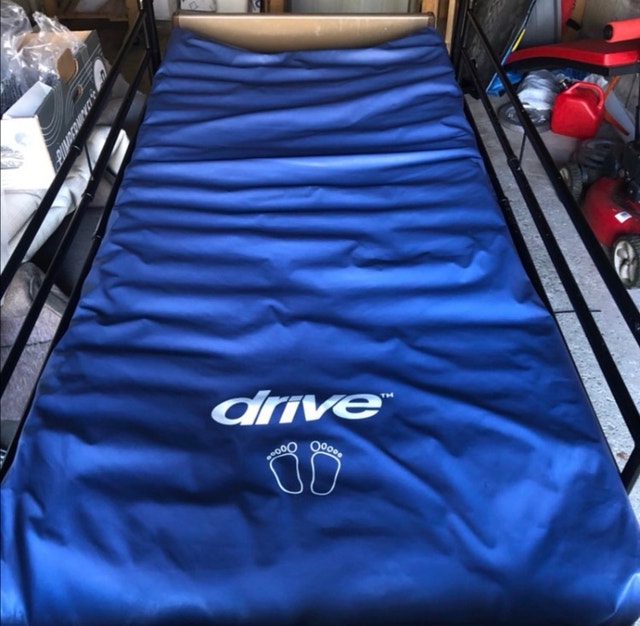 Invacare Hospital Bed + Drive Air Mattress - photo 3