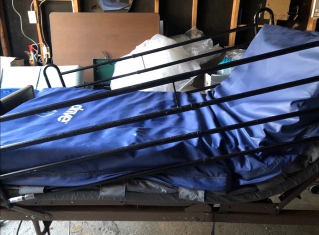 Invacare Hospital Bed + Drive Air Mattress - photo 4