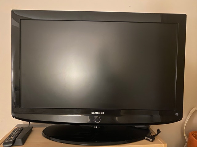 Samsung 37″ LCD TV
