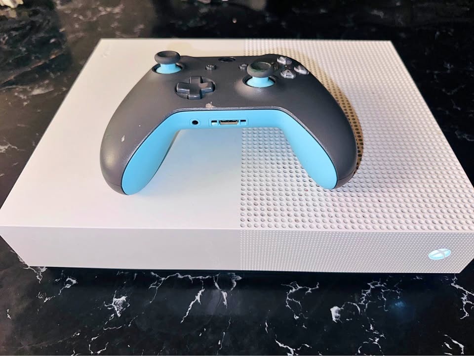 🎮 Xbox One S (Digital Edition) – Great Condition 🎮