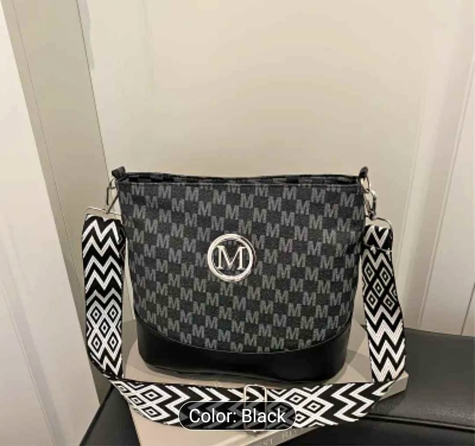 Brand new vintage black crossbody handbag for women (price firm)