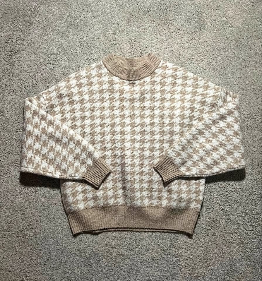Vintage beige and white patterned sweater