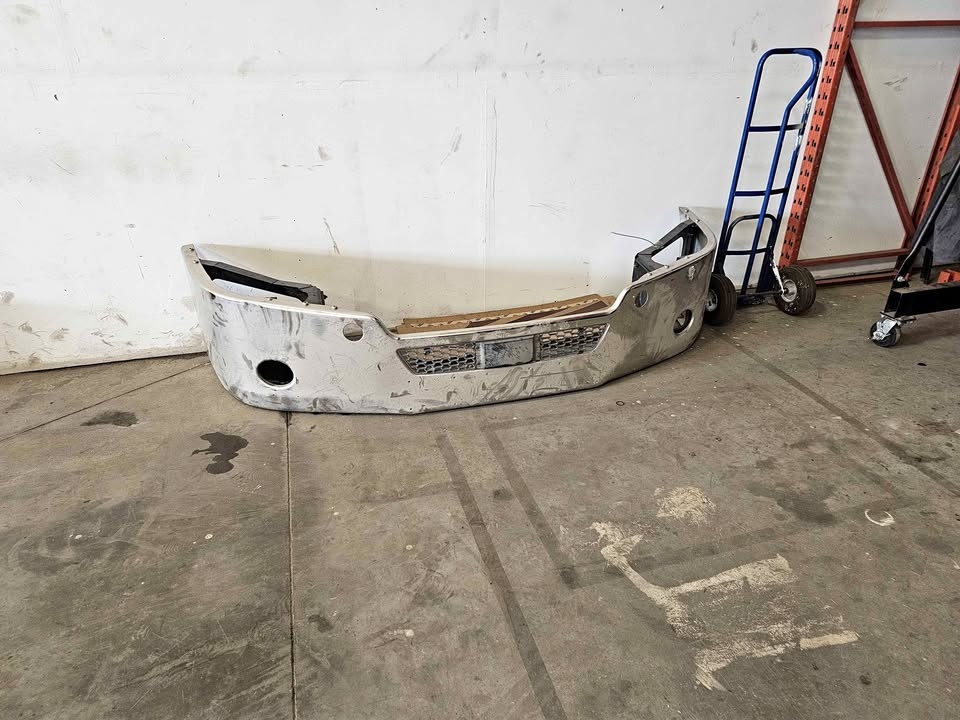 Cascadia Front Chrome Bumper
