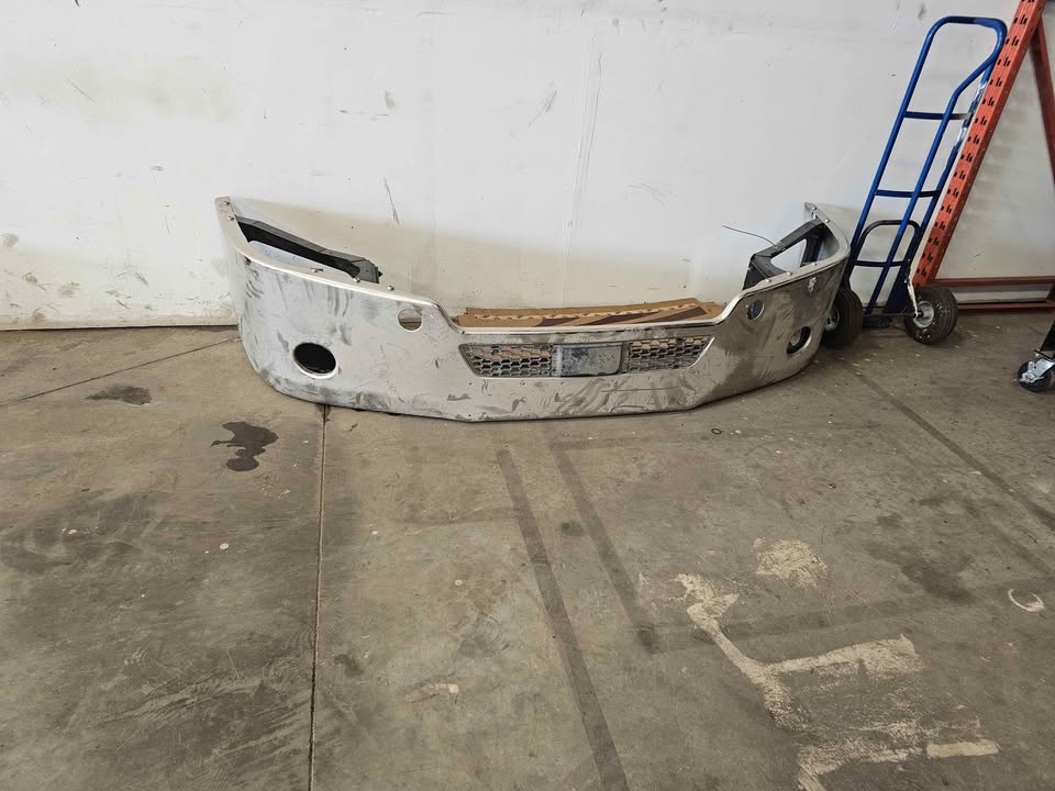Cascadia Front Chrome Bumper - photo 2