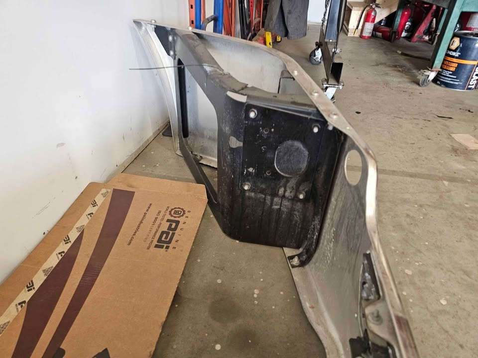 Cascadia Front Chrome Bumper - photo 4