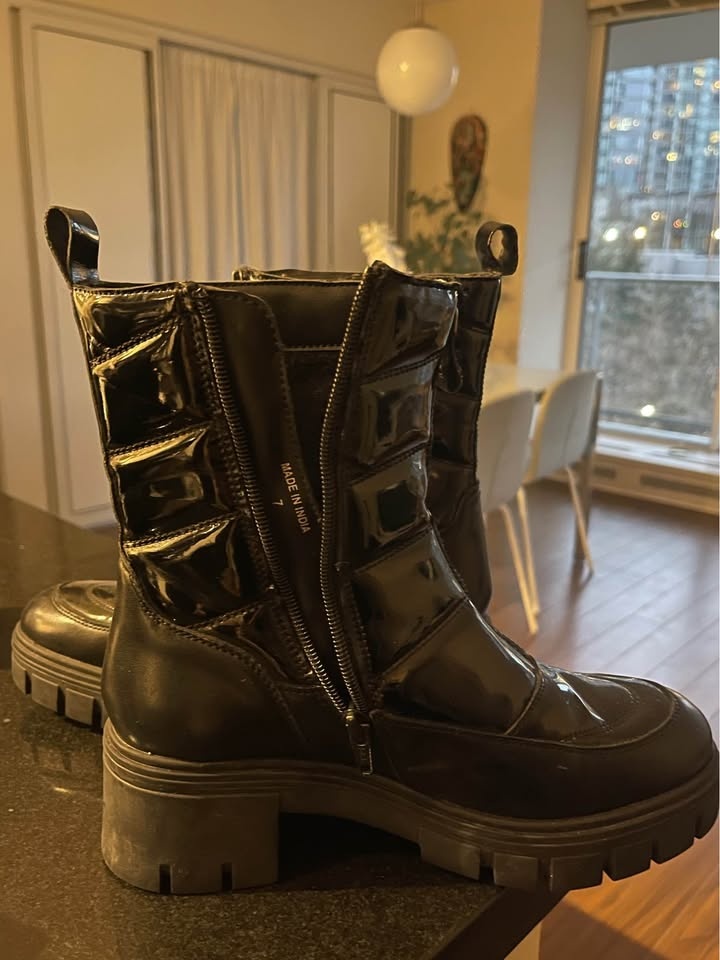 Brand new black ankle lacquered boots. Women Size 6.5 - 7 - photo 2