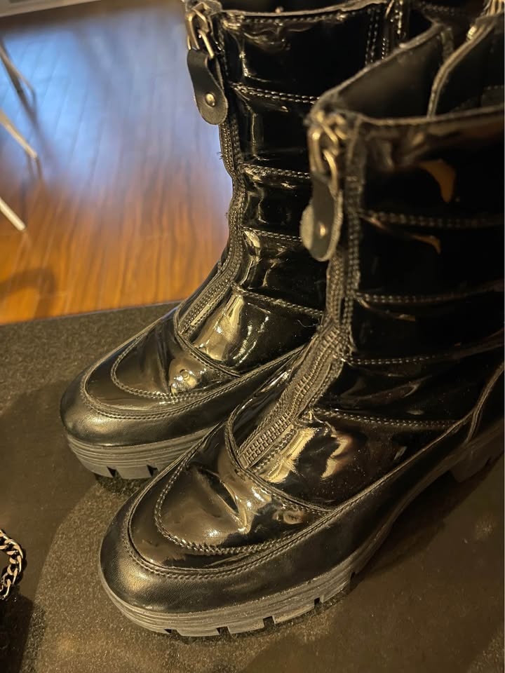 Brand new black ankle lacquered boots. Women Size 6.5 - 7 - photo 3