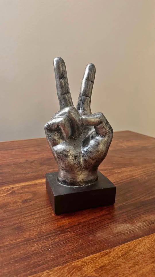 Victory Fingers Decoration Metal Color