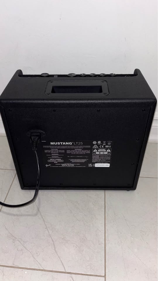 Fender Mustang LT25 Guitar Amplifier - photo 2