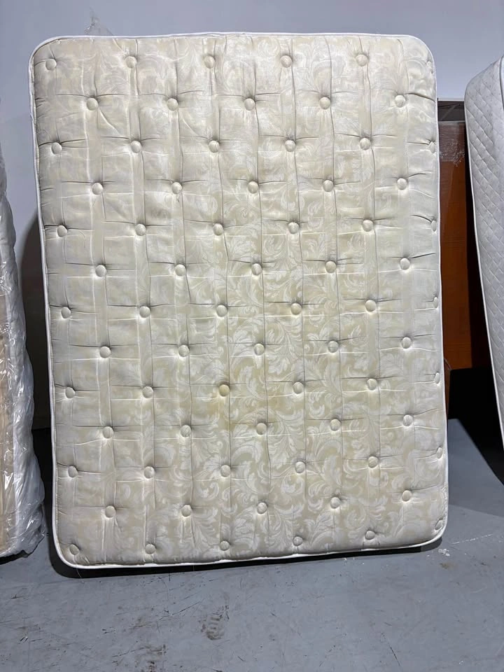 Queen Hotel Mattress – Sealy Posturepedic | Clean, Comfy, Afford