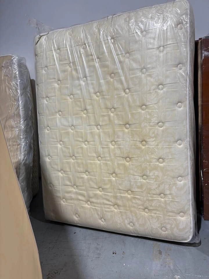 Queen Hotel Mattress – Sealy Posturepedic | Clean, Comfy, Afford - photo 2