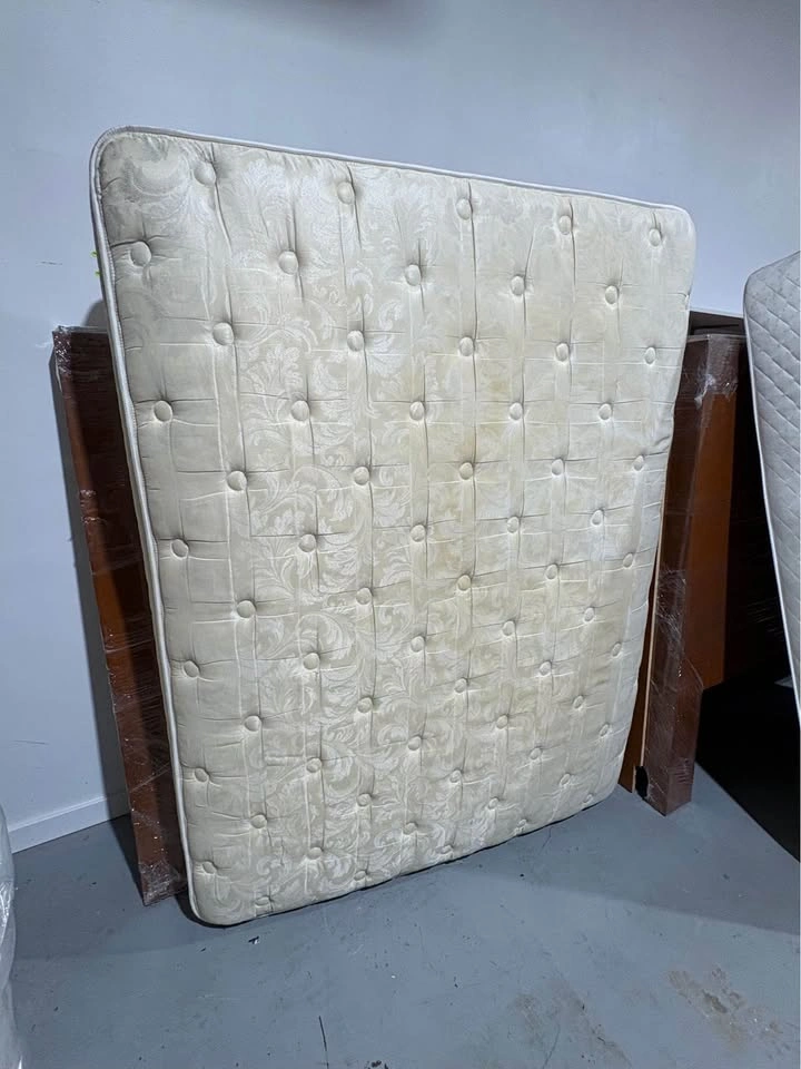 Queen Hotel Mattress – Sealy Posturepedic | Clean, Comfy, Afford - photo 3