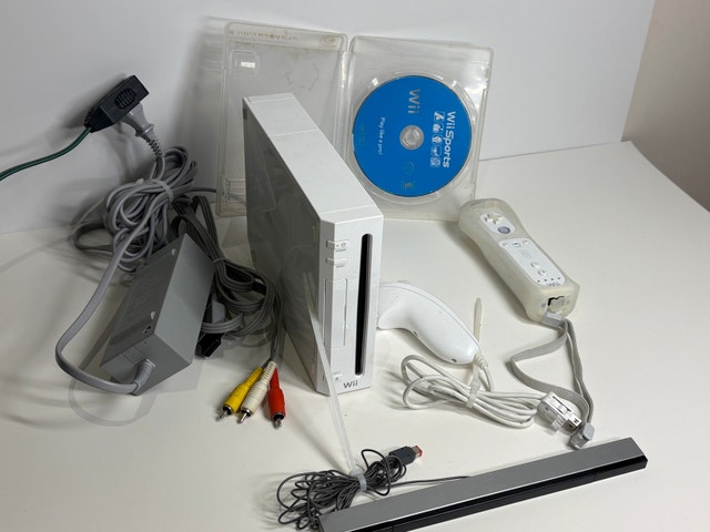 Nintendo Wii Bundle with Remote, Nunchuk, Game + Cables - photo 3