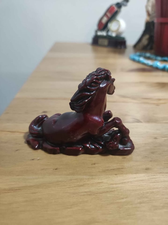 Vintage Feng Shui China Wild Stallions Miniature Red Resin Horse - photo 2