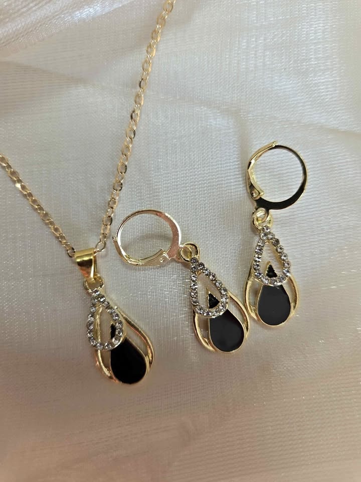 Stunning Black & Gold Pendant Set