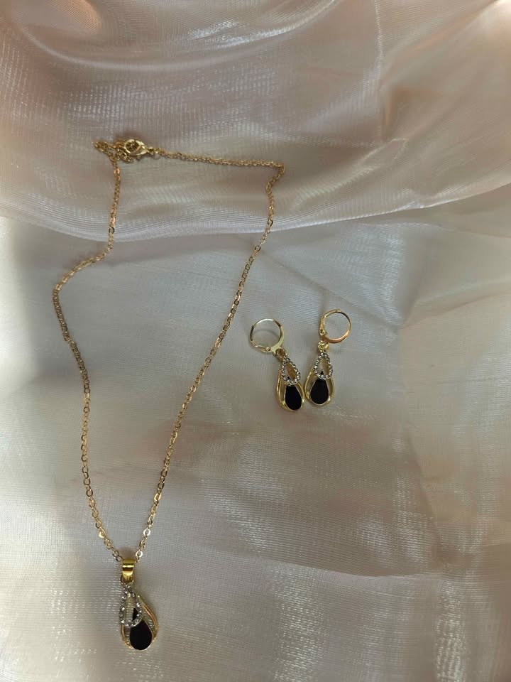 Stunning Black & Gold Pendant Set - photo 2
