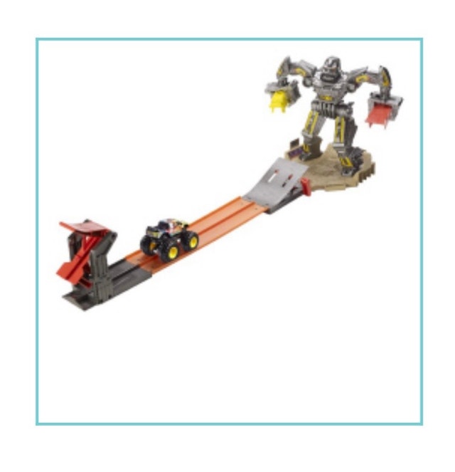 Hot Wheels Monster Jam Battle Playset with 3 cars